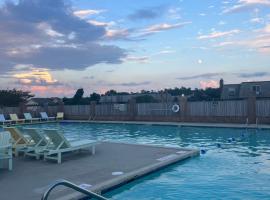 OBX Dream Minutes to the Beach Large Pool Tennis, holiday home in Kitty Hawk
