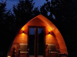 Căsuțe în mijlocul naturii - Wild Camp Avrig, hotel v destinaci Avrig