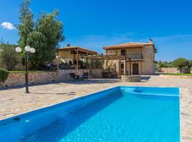 Nestor Villa, with Private Pool & Absolute Privacy, hotel en Roumelí
