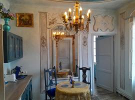 Penthouse en bleu royal, cheap hotel in Vinça