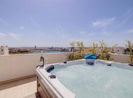 Stylish Penthouse Rooftop Hot Tub Harbour Views, hotel i Sliema