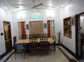 The PALACE, cabaña o casa de campo en Chennai