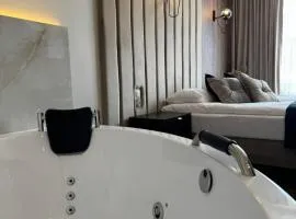 Family & Business Sauna Apartments No7 Złota Centrum VIP Unikat SPA - 3 Bedroom with Private Sauna, Jacuzzi, Balcony, Parking -Piękny Apartament