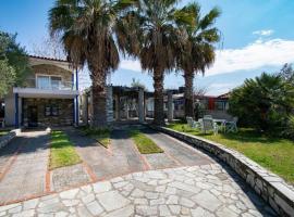 Cycladic stone house by the sea, hotel em Nea Poteidaia