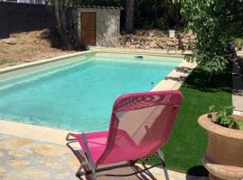 chambres d'hôtes en rez de villa avec piscine, готель в Антібі