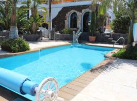 Villa Niki mit beheiztem Pool, hôtel à Las Breñas