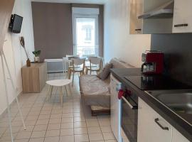 Eléonore, F2 en duplex avec cour commune et proche de la mer, 3, hotel v destinaci Ver-sur-Mer