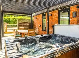 Cottage with Hot Tub - near Cheltenham and Tewkesbury