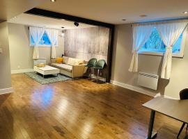 Urban Retreat - 2 Bedroom, 3 Beds, 6 Guests, Free Parking, hotel v destinaci Longueuil