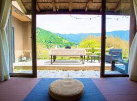 一棟貸し宿 Kanata Riverview House, hotel u gradu Kawanehon