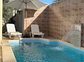 Villa luxueuse avec Piscine Privée Près de la Plage Sunset Djerba, atostogų namelis mieste Djerba