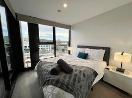 Midnight Luxe 2BR 2Bath Apartment 507 in the heart of Braddon L5 Views Pool Sauna Gym Wifi, ξενοδοχείο με γκολφ στην Καμπέρα
