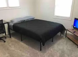 Private 2-bed house with free parking and 15-min walk to direct NYC Manhattan train