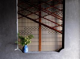 Built 76 years ago old folk house with sea view MASUNOYA 築76年海が見える古民家 益の家, vila v destinaci Owase