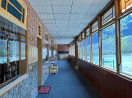 Hill Top Lodge Phander, hotel v destinaci Serbal
