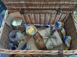 Wattle Creek Studio with Breakfast Basket