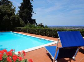 Holiday house 4 km from the sea with private pool, casa a Mommio