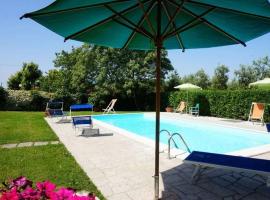 Holiday house near Lucca with private pool, feriehus i Altopascio