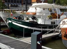 Bateau Johanna Maria sur la seine à 3 kilométres de Paris, boat in Asnières-sur-Seine