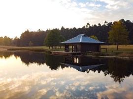 eKuthuleni - Wooden Cabin over the lake, cabin nghỉ dưỡng ở Howick