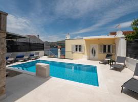 Lavanda Residence with Heated Pool Trogir Split, rumah percutian di Okrug Donji