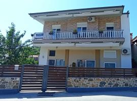 Xristos apartment and maisonettes, ξενοδοχείο στη Συκιά