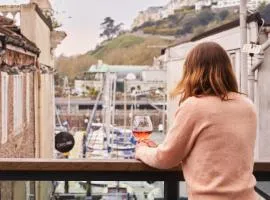 Harbour Breeze - On Torquay's iconic marina with hot tub