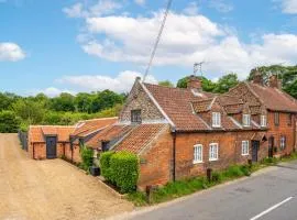 Knyvetts sleeps 6, 3 double beds, pretty garden