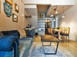Beautiful 3 Bedroom Baroque House near Asoke BTS