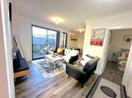 Entire 2br, hideaway, hotel in Narellan