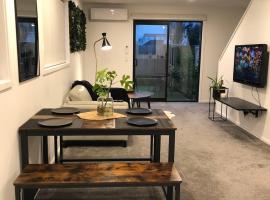 Near Stadium and railway station 3 beds 1 bath townhouse with Car Park onsite, hotel in Christchurch
