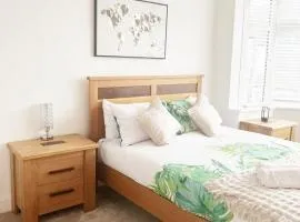 CLARK PROPERTY ESTATES - Southend - 3 Bedrooms - 5 Beds - Garden - Business & Leisure - Long or Short Term Enquire Today! - Sleeps 8 inc sofa beds!
