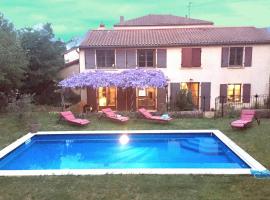 Chambre rose entre Lyon et Beaujolais - piscine, hotel din Lentilly