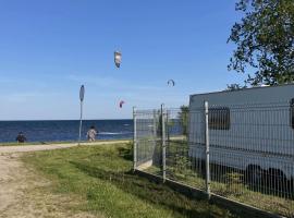 Przyczepy kempingowe Nad Zatoką, hotel v destinaci Swarzewo