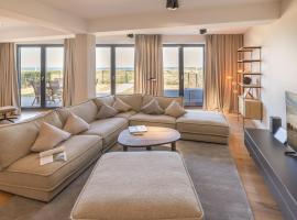 Luxury Glowe Beachfront Apartment with Garden & Wellness, SPA viešbutis mieste Glovė