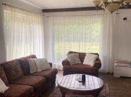 Spacious house with steam sauna and BBQ Hut, hotel with parking in Kopli
