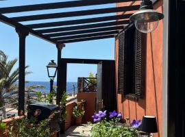 Casa Moni Ferienwohnung mit Meerblick, cheap hotel in Playa de Santiago