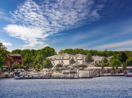 Lakeview Röbel - Penthouse Am Hafen Röbel，勒貝爾的飯店