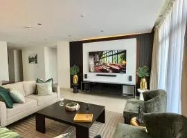 GreenHome 75 inch TV 5mints from the beach and City