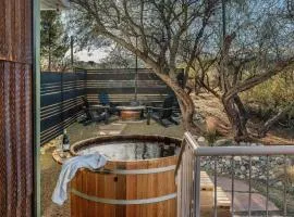 Tu'nlii House Fall Colors, Creek & Hot Tub Magic
