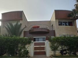 Luxury Villa Pool & Beach Access, cabaña o casa de campo en Bouznika