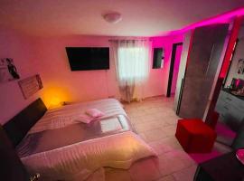Appartamento a Udine con doccia idromassaggio، فندق رخيص في Basaldella