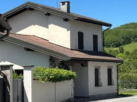 Charming Villa in Monferrato, hotel con estacionamiento en Camino