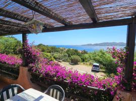 LA TERRAZZA SUL MARE - panoramic cottage overlooking sea and Caprera island in a quiet residential area - 150 mt from the sea, hotel in La Maddalena