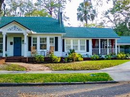 The Moody Manor -Luxurious Home Recently Renovated Close to Beach and Downtown, ξενοδοχείο σε St. Augustine