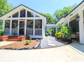 The Mini Moody - Luxurious Home Recently Renovated Close to Beach & Downtown, hotel v destinaci St. Augustine