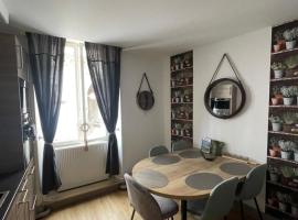 Libert&eacute; et Confort, appartement entier, moderne avec 2 chambres et cuisine &eacute;quip&eacute;e au coeur de Semur、スミュール・アン・ノーソワの駐車場付きホテル