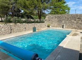 logis dans ancien relais de poste, κατάλυμα με κουζίνα σε Saint Julien Les Rosiers