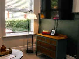 Spacious Stylish Home with FREE Parking 10 Mins to Manchester Centre & AO Arena Ideal for Groups & Long Stays