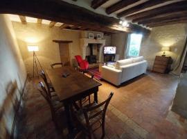 Ancienne ferme percheronne du 18ème siècle, hotel en Courgeon